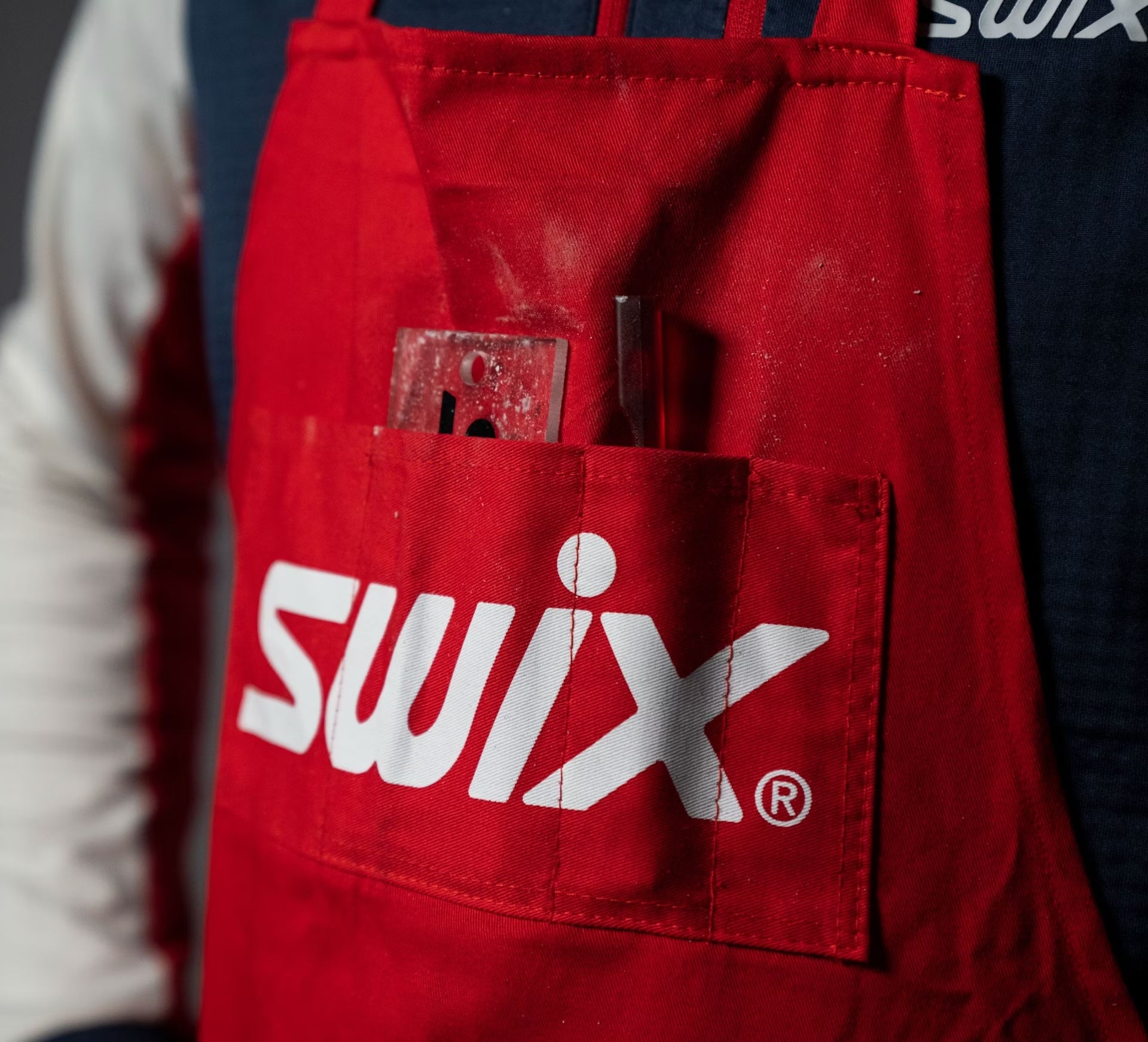 How to remove excess glide wax using hand brushes SWIX